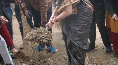 The Union Minister for Human Resource Development, Smt. Smriti Irani participating in in Swachh Bharat Abhiyan (DUSU), at Sanjay Basti, Timarpur, in Delhi on January 08, 2015.