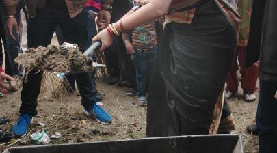 The Union Minister for Human Resource Development, Smt. Smriti Irani participating in in Swachh Bharat Abhiyan (DUSU), at Sanjay Basti, Timarpur, in Delhi on January 08, 2015.