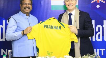 Shri Dharmendra Pradhan receives a jersey