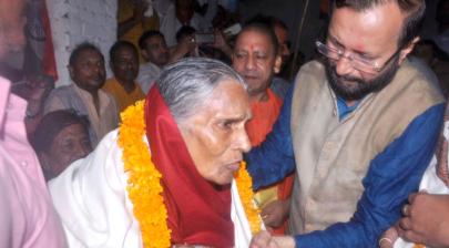 HRM honouring the family member of the freedom fighters, at the ‘Azadi 70 - Yaad Karo Kurbani’ function