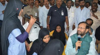 Shri Prakash Javadekar interacting with the children of the Musheerabad Government Girls High School