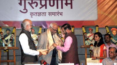 Hon'ble HRM honouring eminent Scientist Dr. R.A. Mashelkar, at 'Guru Pranaam' function at Fegusson College.