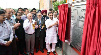 Shri Upendra Kushwaha unveiling the plaque to inaugurate the newly constructed office complex of AICTE